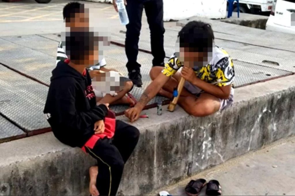 thai-kids-seen-smoking-weed-pictures-viral